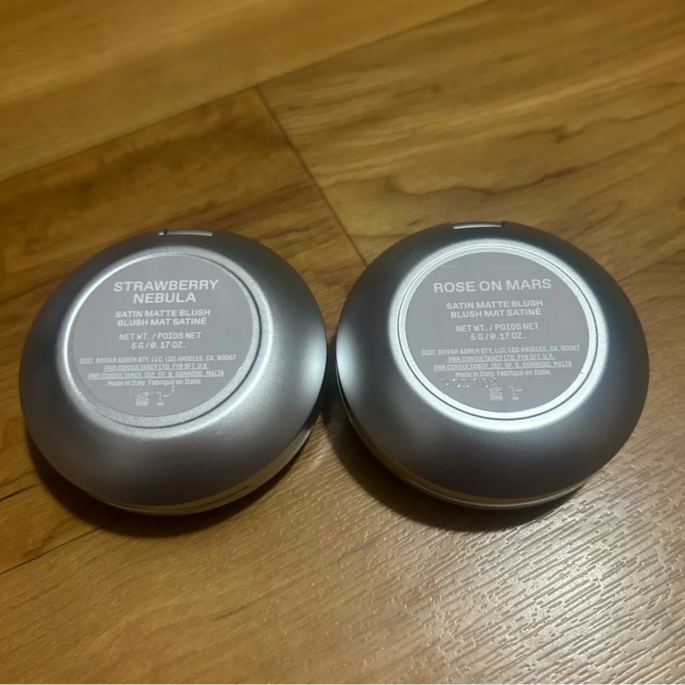 R.E.M. Beauty beauty powder